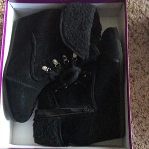 Black wedges
